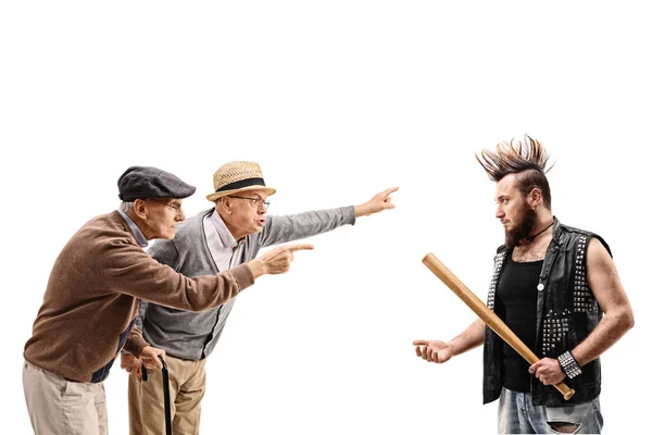 Dois homens idosos discutindo com um punker — Fotografia de Stock