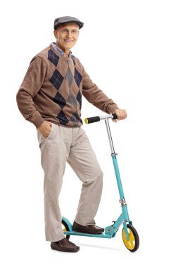 Olgun adam bir scooter ile poz