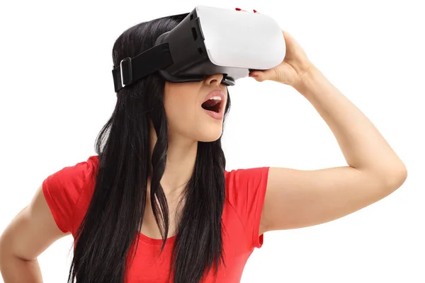 Donna eccitata utilizzando un auricolare VR — Foto Stock