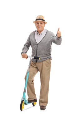 Bir başparmak vazgeçerek bir scooter ile olgun adam