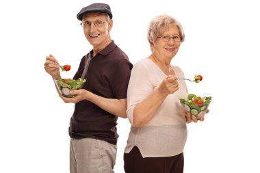 Olgun erkek ve kadın salata yemek