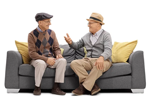 Starší muži sedí na pohovce a mluví — Stock fotografie