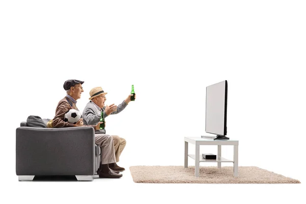 Homens maduros assistindo futebol na televisão e tomando uma cerveja — Fotografia de Stock