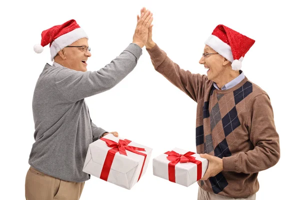 Seniorzy wymiany prezenty świąteczne i wysoki fiving siebie — Zdjęcie stockowe
