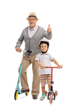 adam bir başparmak vazgeçerek bir scooter ve bir çocuk ile bir scooter