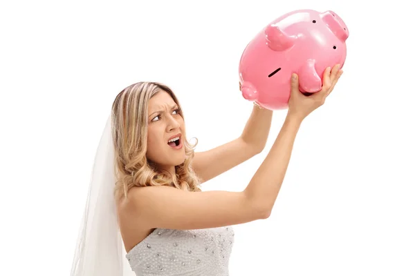 Missnöjd bruden skakar en tom piggybank — Stockfoto