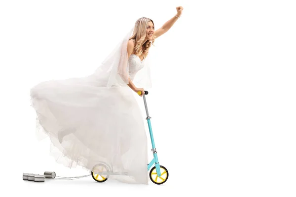 Novia recién casada montando un scooter y haciendo gestos con su mano —  Fotos de Stock