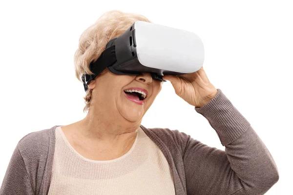 Mujer mayor usando un auricular VR — Foto de Stock