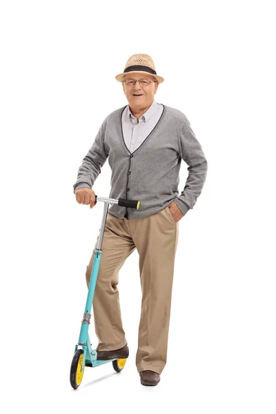 Gelukkig senior met een scooter — Stockfoto