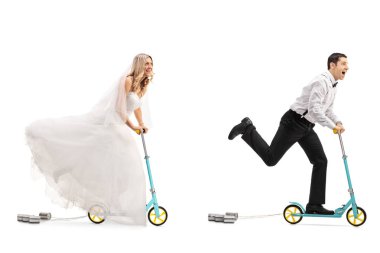 Yeni evli gelin ve damat scooter sürme