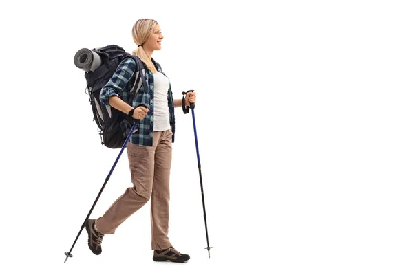 Mulher com equipamento de caminhadas andando — Fotografia de Stock