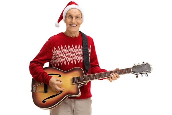 Ο άνθρωπος με το καπέλο Χριστουγέννων παίζοντας κιθάρα — Φωτογραφία Αρχείου