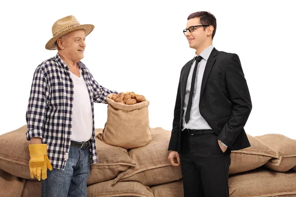 Agricultor de edad avanzada y un joven empresario — Foto de Stock