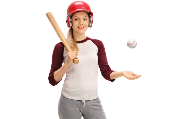 Femme avec une balle de baseball et une batte — Photo