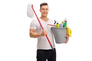 bir kova temizlik ürünleri ve paspas tam tutan adam