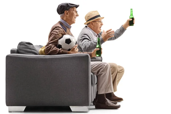 Seniorer titta på fotboll på TV och ha en öl — Stockfoto