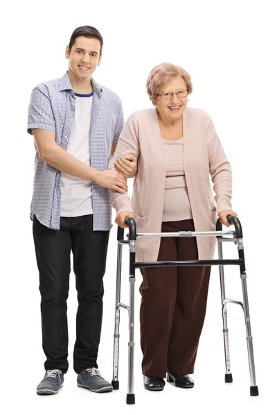 Człowiek pomaga Starsza kobieta z walker — Zdjęcie stockowe