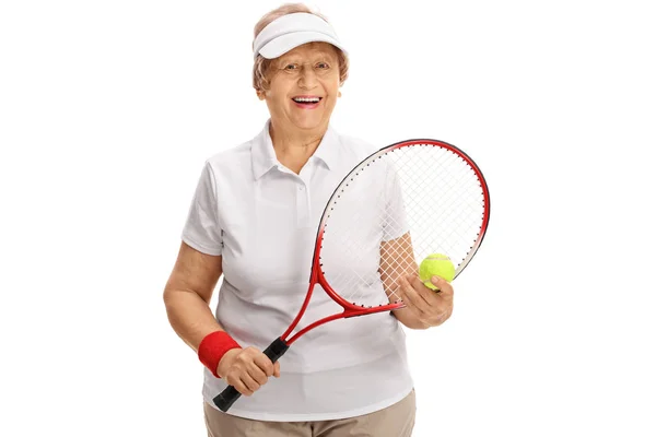 Tenista senior sosteniendo una raqueta y una pelota de tenis — Foto de Stock