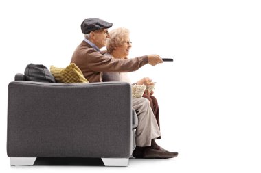 yaşlı çift televizyon izlerken 