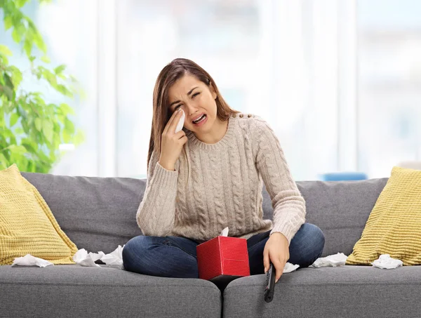 Traurige Frau vor dem Fernseher und weint — Stockfoto