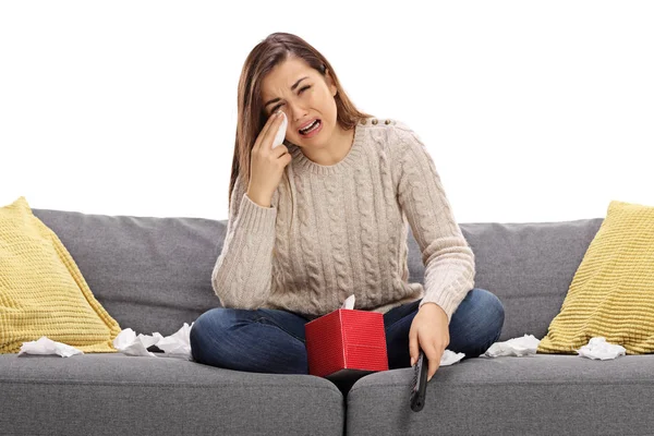 Mujer triste viendo la televisión en un sofá y llorando —  Fotos de Stock