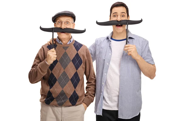 Hombres posando con grandes bigotes falsos — Foto de Stock