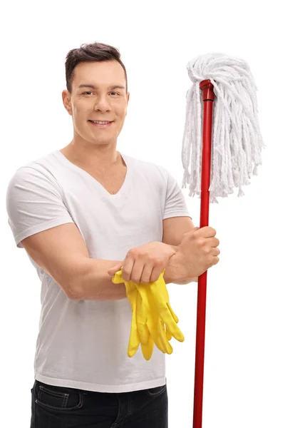 Człowiek z mopa i parę czyszczenia rękawic — Zdjęcie stockowe