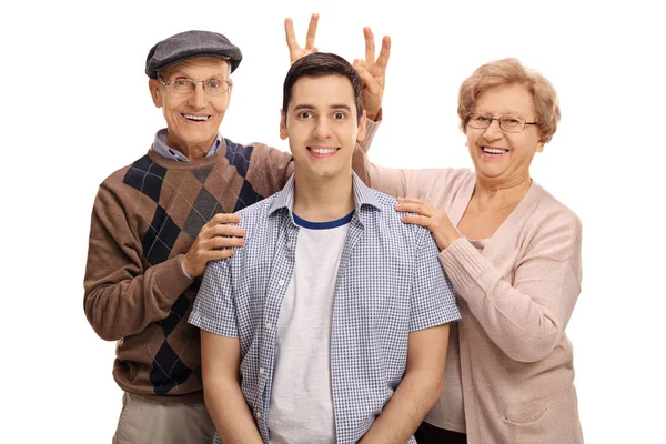 Seniors bromeando un hombre con orejas de conejo — Foto de Stock