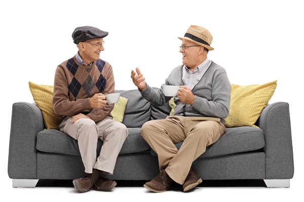 Пожилые люди сидят на диване и разговаривают — стоковое фото