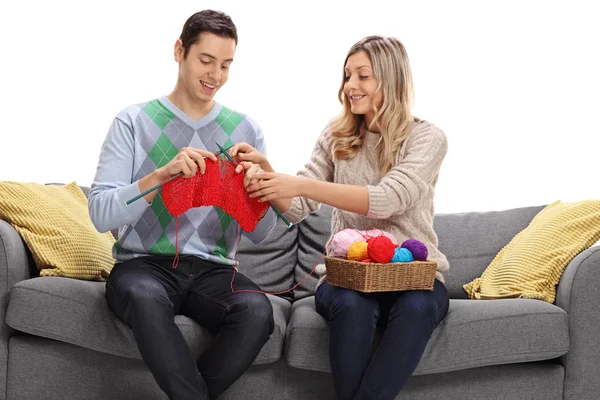 Mulher ensinando um homem a tricotar — Fotografia de Stock