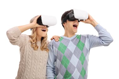 Genç çift VR kulaklık kullanarak