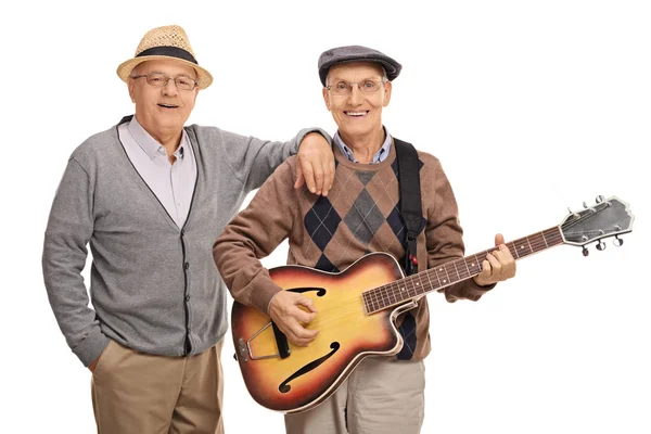 Idosos alegres tocando guitarra — Fotografia de Stock