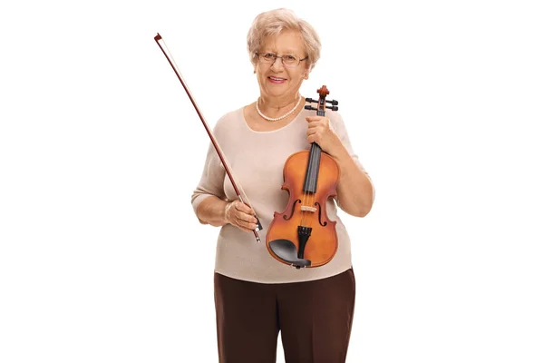 Mulher idosa segurando um violino e um arco — Fotografia de Stock