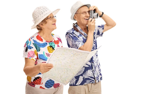 Зрелые туристы с общей картой и камерой — стоковое фото