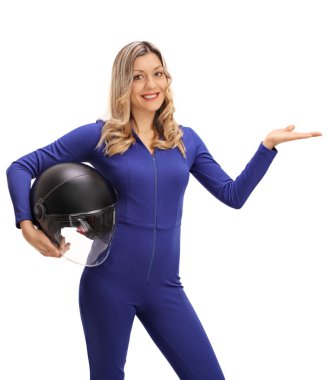 Kask tutarak ve eliyle işaret kadın otomobil yarışçısı