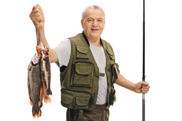 Starší rybář s čerstvý úlovek a rybářský prut — Stock fotografie