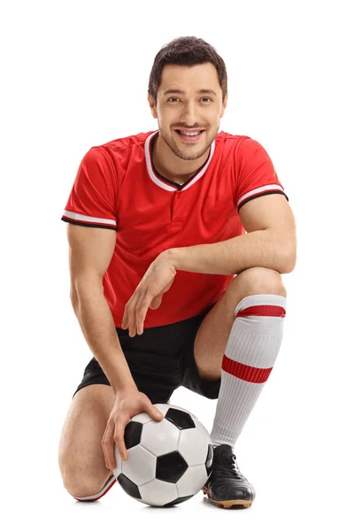 Jogador de futebol posando com uma bola de futebol — Fotografia de Stock