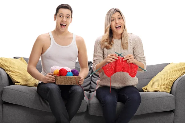 Pareja muy alegre tejiendo juntos — Foto de Stock