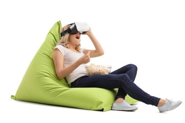 Hayran kadın Vr kulaklık kullanarak