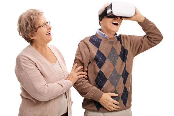 Homem usando fone de ouvido VR com mulher segurando sua mão — Fotografia de Stock