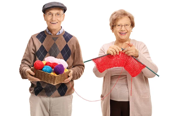 Anciano ayudando a una anciana a tejer — Foto de Stock