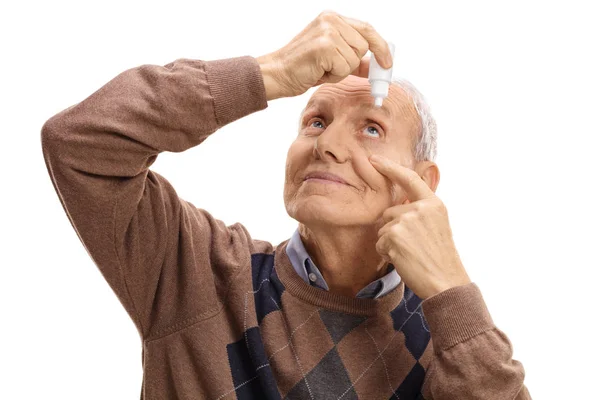 Зрелый человек применяет глазные капли — стоковое фото