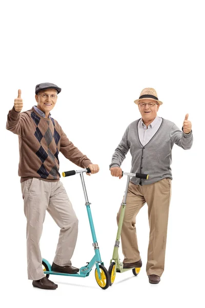 Ancianos con scooters dando pulgares arriba — Foto de Stock