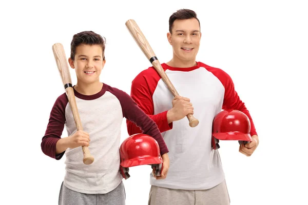 Pojken och mannen med basebollträn och hjälmar — Stockfoto