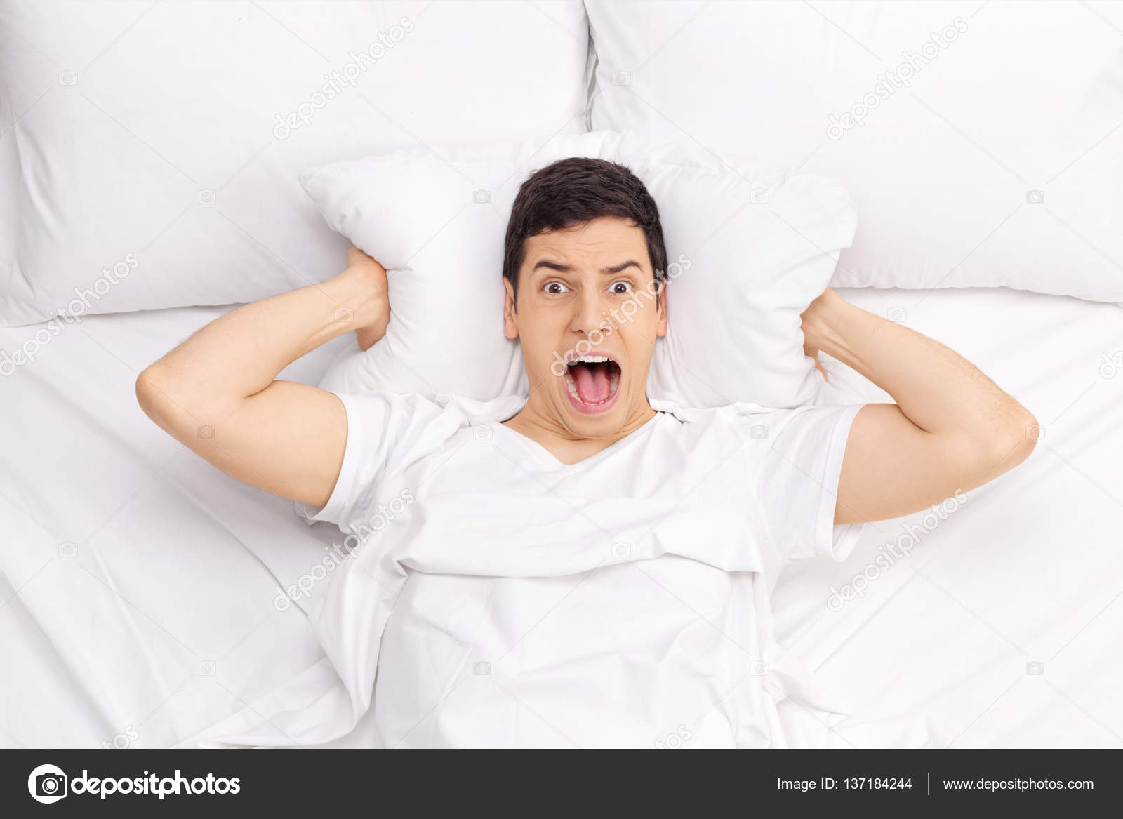 Кричат в постели. Удивленный человек на кровати. Мужчина кричит на кровати. Мужик кричит в подушку.