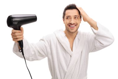 saç kurutma makinesi ile onun saç kurutma Bornozlu adam