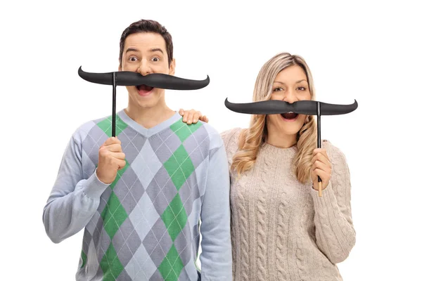 Vrolijke man en vrouw poseren met nep snorren — Stockfoto