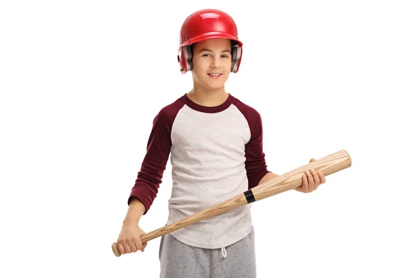 Menino vestindo um capacete e segurando um taco de beisebol — Fotografia de Stock