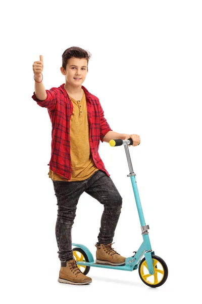 Мальчик со скутером, показывающим большой палец — стоковое фото