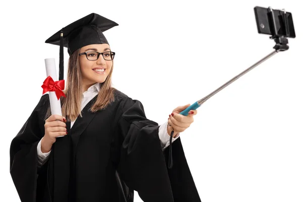 Estudante de pós-graduação do sexo feminino titular de diploma e tirar selfie — Fotografia de Stock